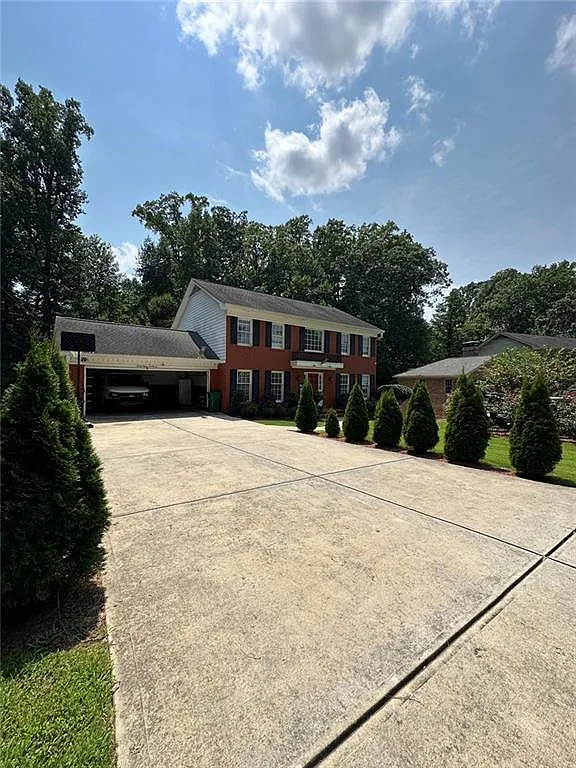 6 bed, 3.5 bath, 3860 sqft, $4,000 — Photo 2