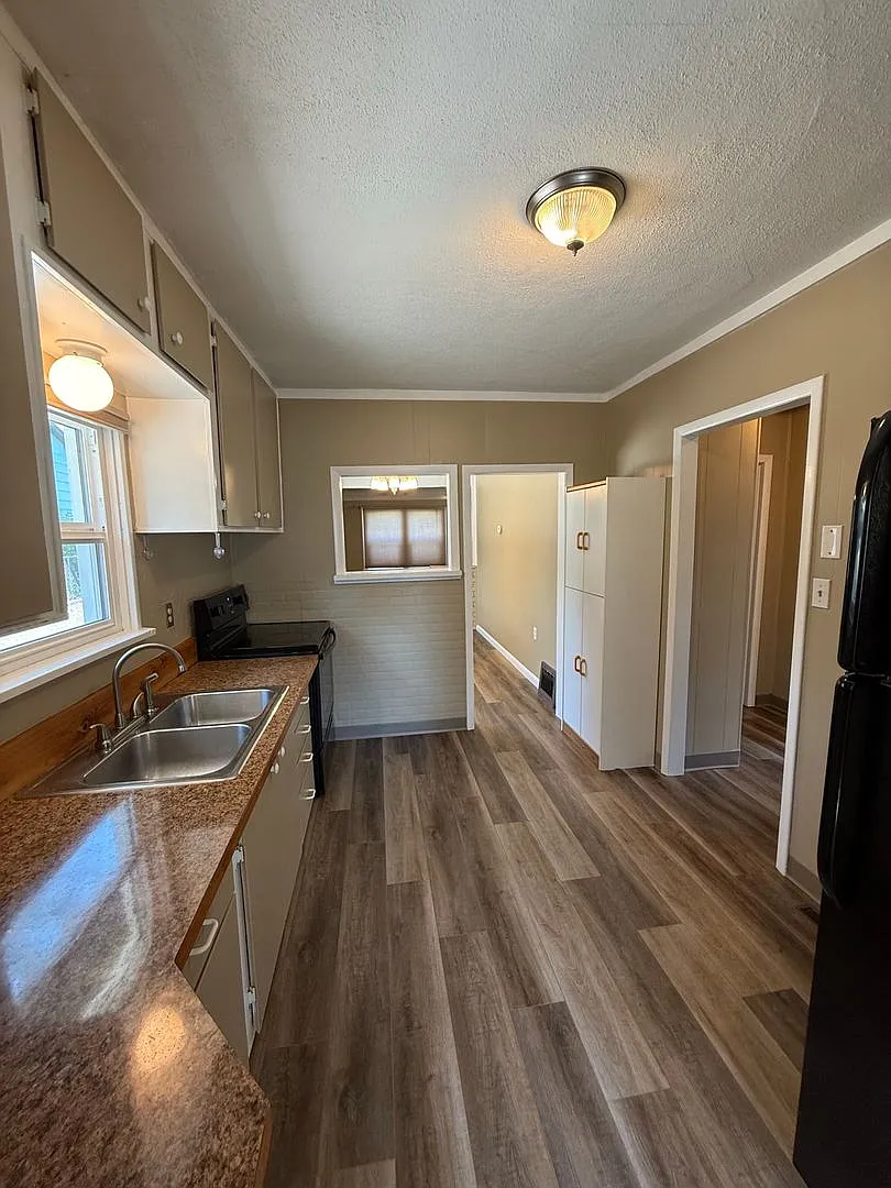Charming 2 Bedroom Home Near Pioneer Park, Hospitals & Schools! — Photo 4