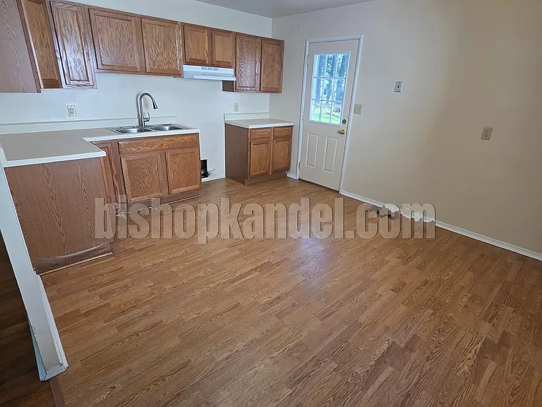 1123 Brenda Ct — Photo 3