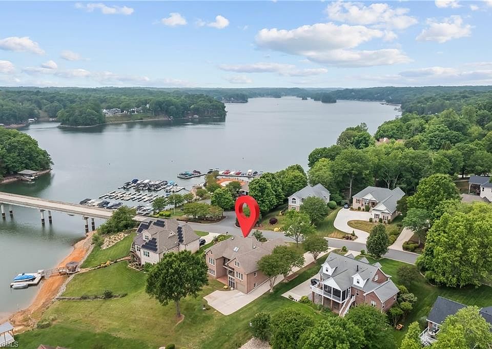 1st image of 221 Windemere Isle Rd