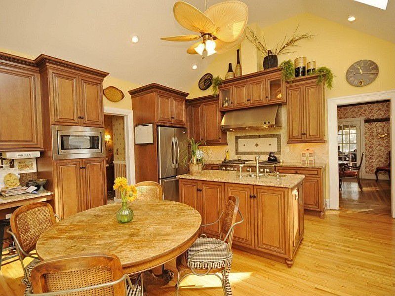 Amazing new Eat-in Kitchen.