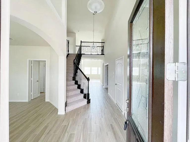 4403 Silvergrass Ln — Photo 2