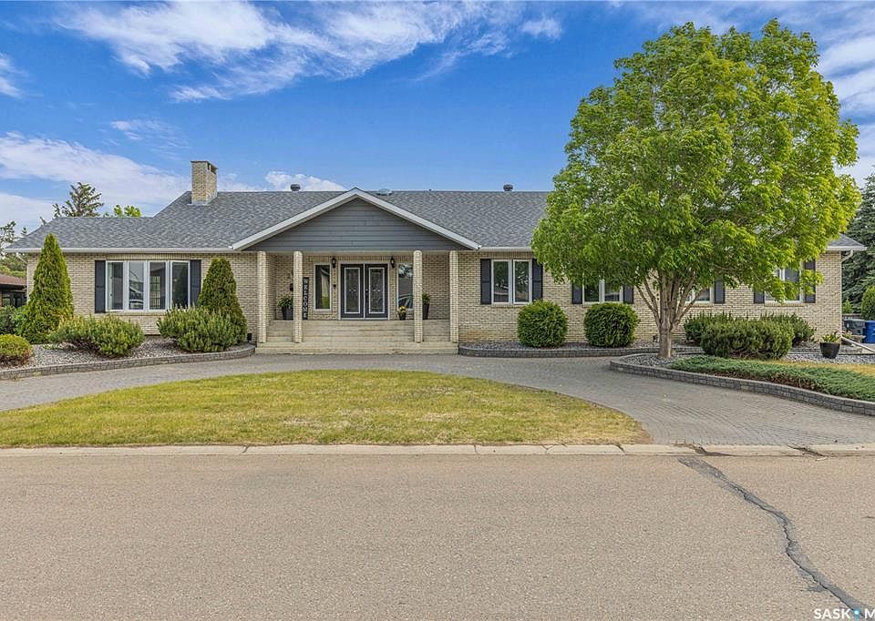 1st image of 262 Riverbend Cres
