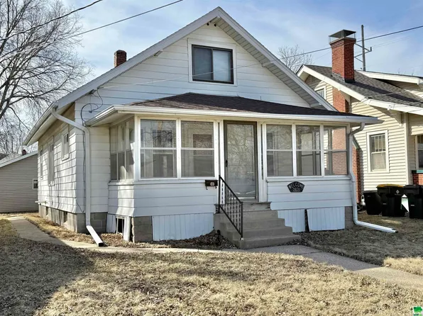 2621 Rebecca St, Sioux City, IA 51103
