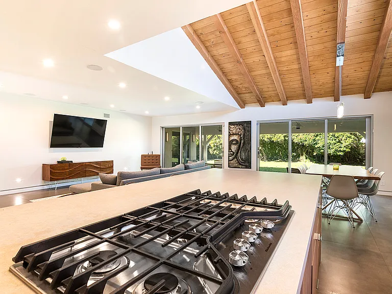 6561 Lasaine Ave — Photo 21