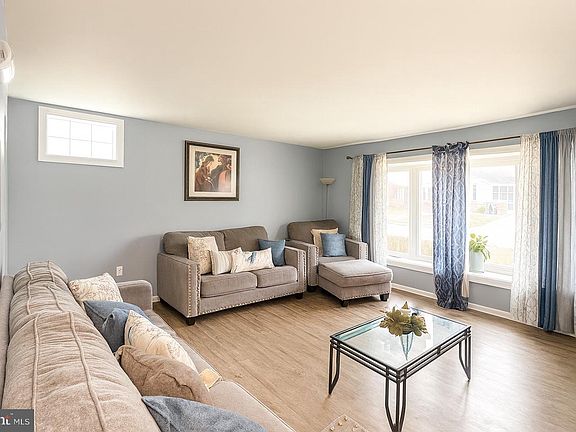 4th image of 742 W Birchtree Ln