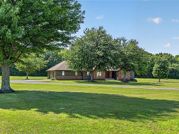 3rd image of 17618 Emerald View Dr