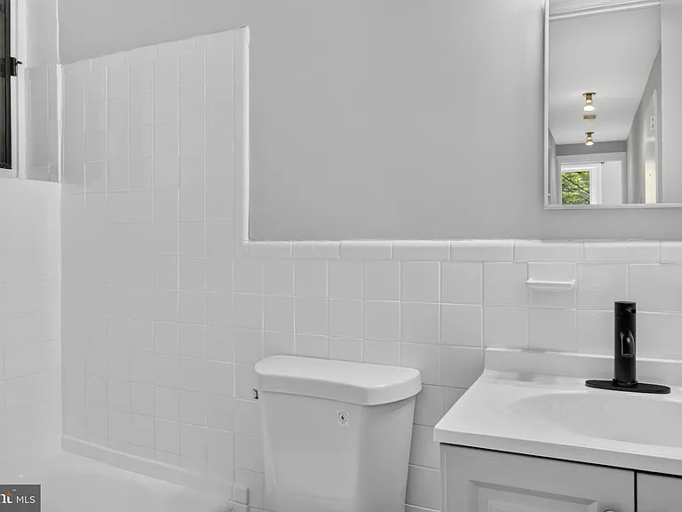 705 8th St SE #200 — Photo 17