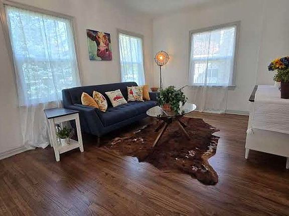 4th image of 721 Custer St