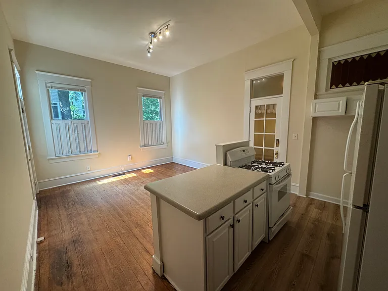 978 Myrtle St NE #C — Photo 3