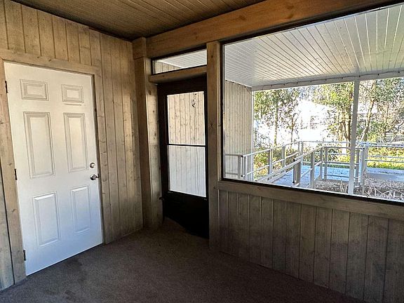 4th image of 806 SW Helen Ter