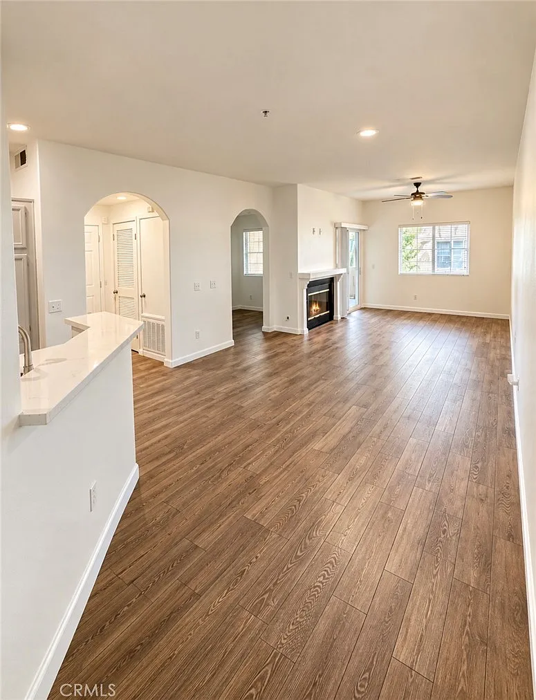 2 bed, 1031 sqft, $2,400 — Photo 2