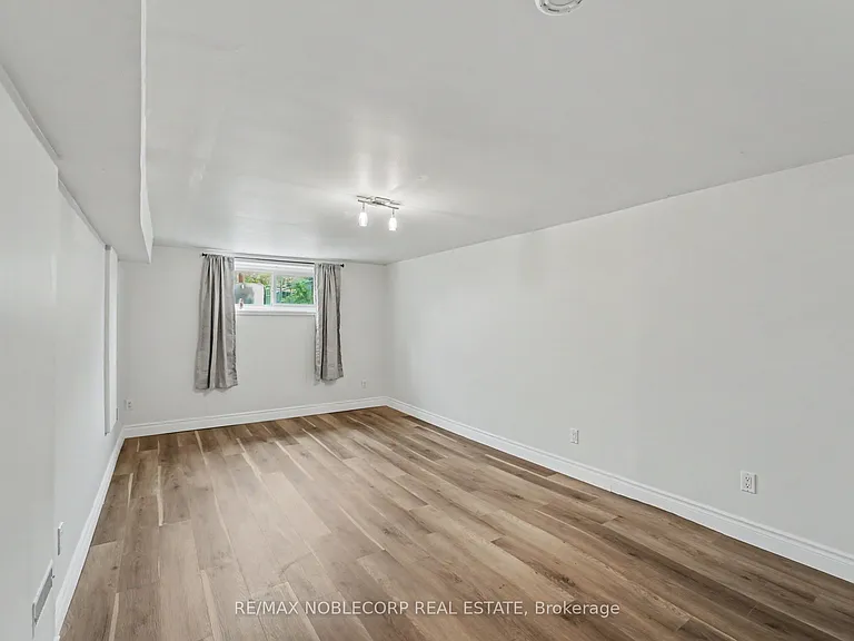 3519 Laddie Cres — Photo 15