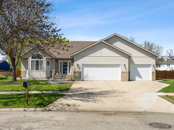 1320 Sommerset Dr, West Fargo, ND 58078