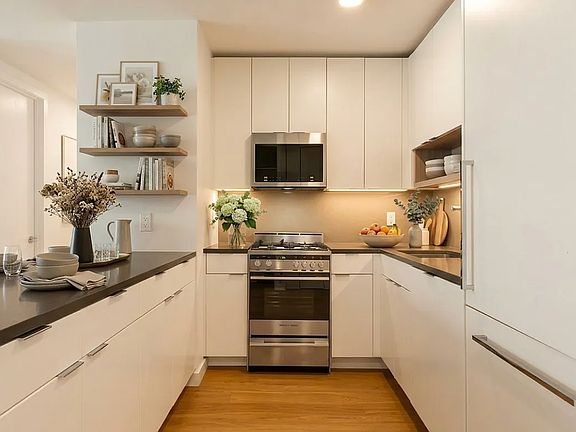 4th image of 70 W 37th St #2415B