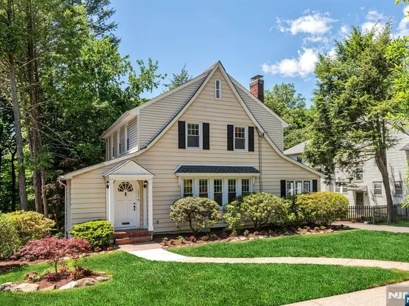 552 Hillcrest Rd, Ridgewood, NJ 07450