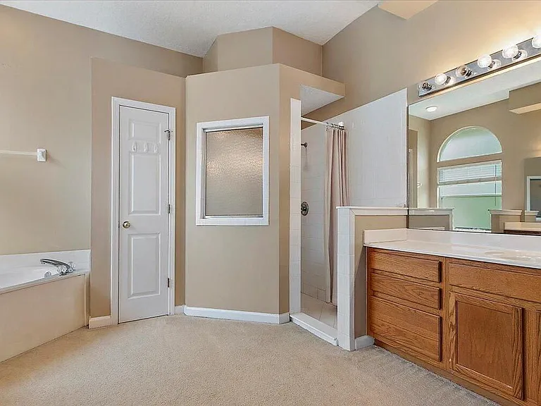 1252 Woodchurch Ln — Photo 15