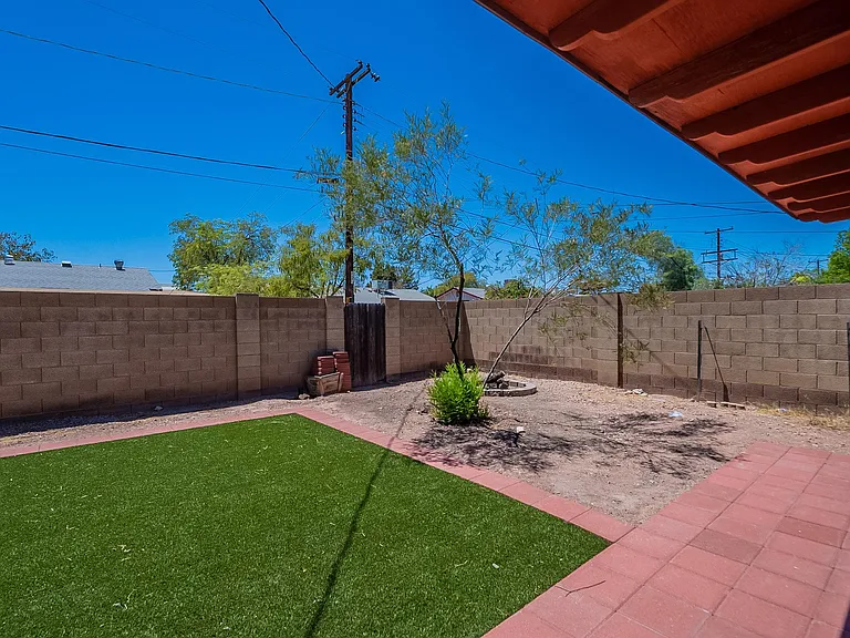 239 E Erie Dr — Photo 36