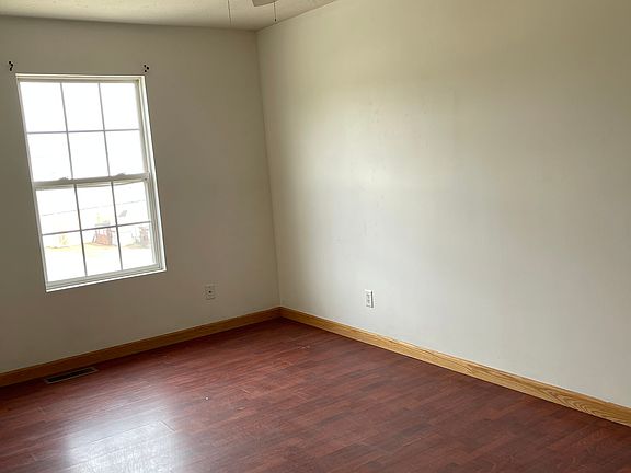 5th image of 20 Roberts Ln #3