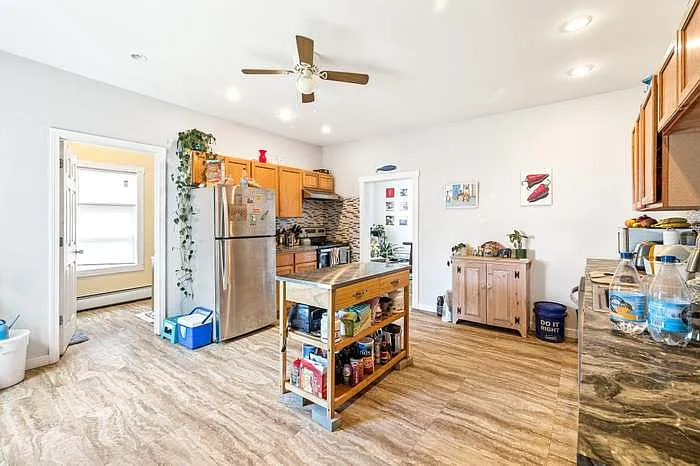 3 bed, 1200 sqft, $2,400 — Photo 4