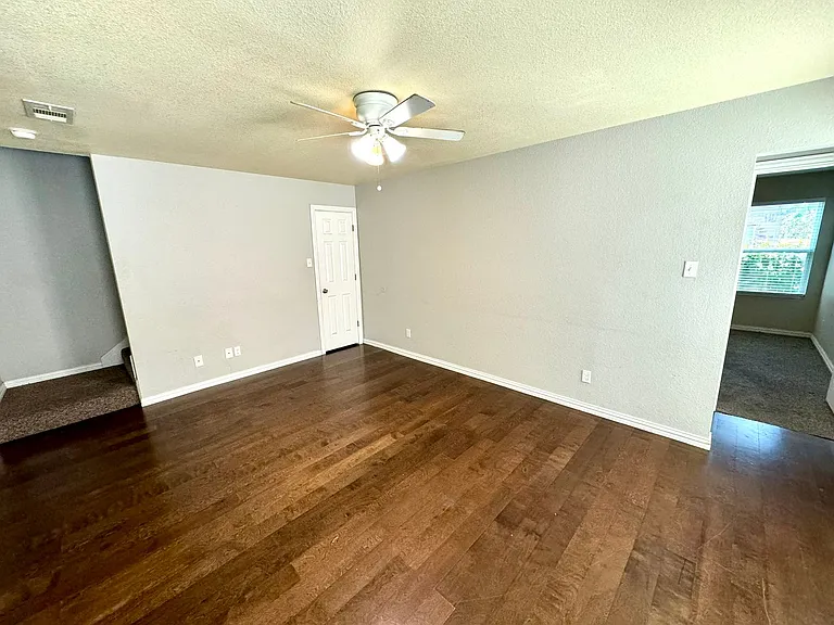 2324 Bloomfield Dr — Photo 6