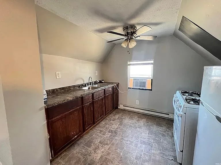 1008 W 1st St — Photo 10
