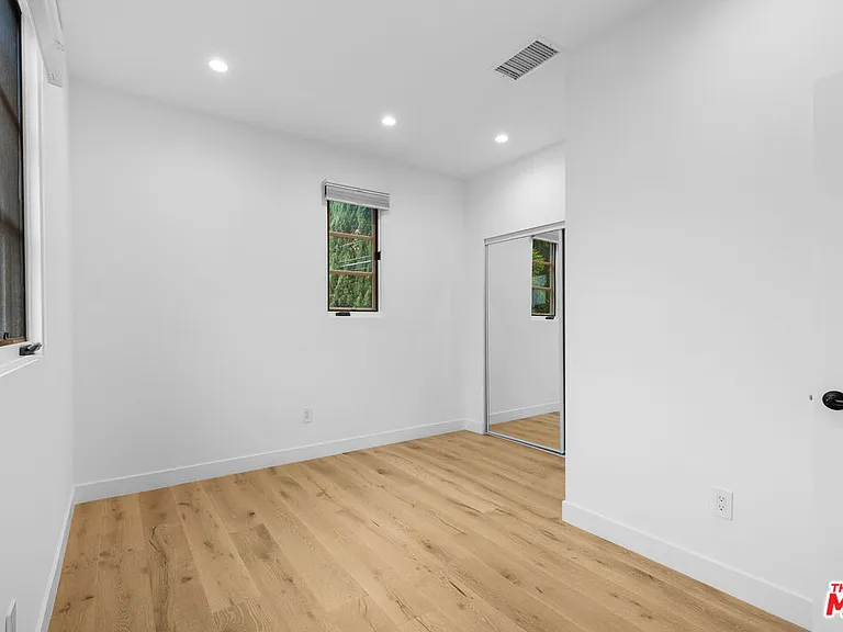 1062 1/2 S Alfred St — Photo 10