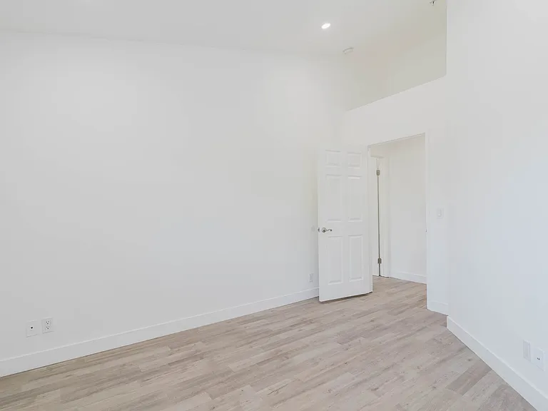 18347 Saticoy St #26 — Photo 20
