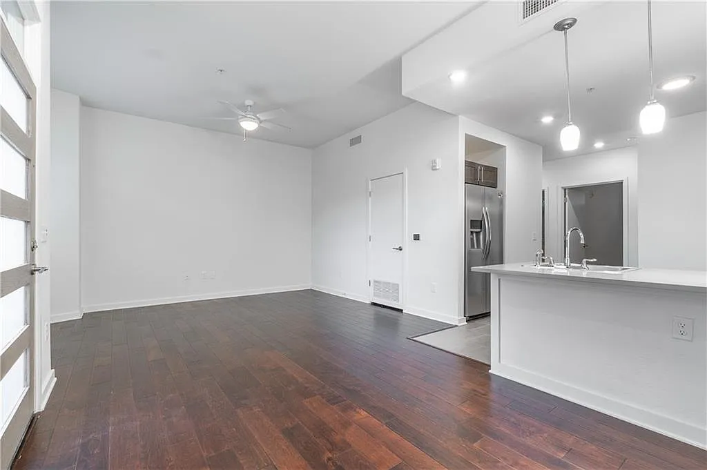 2 bed, 818 sqft, $1,650 — Photo 2