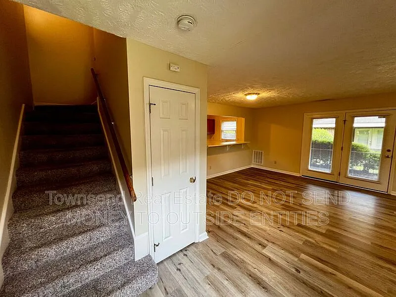2 bed, 2.5 bath, 1200 sqft, $1,045 — Photo 2