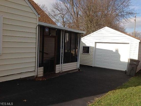 4th image of 1630 Meadowbrook Ave