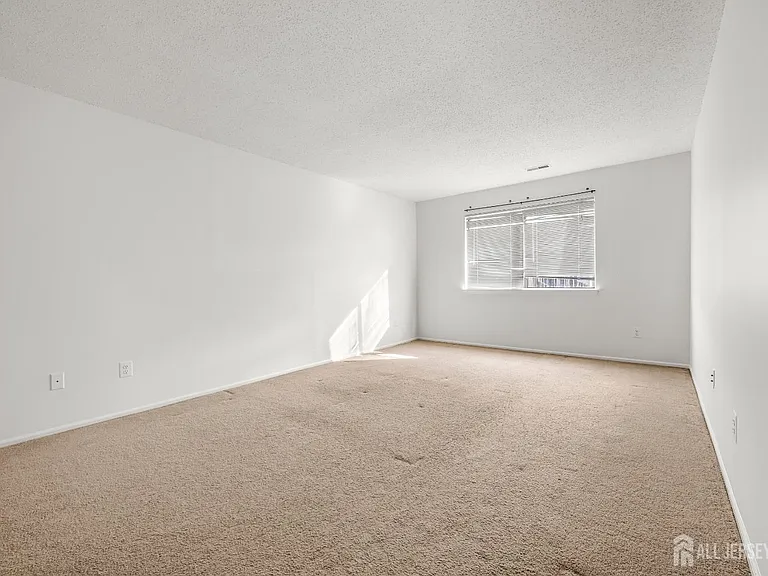 823 Edison Glen Ter — Photo 9