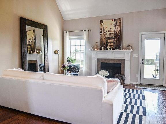 4th image of 2833 Brewster Dr