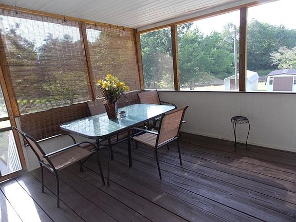 2nd image of 985 Hale Cir