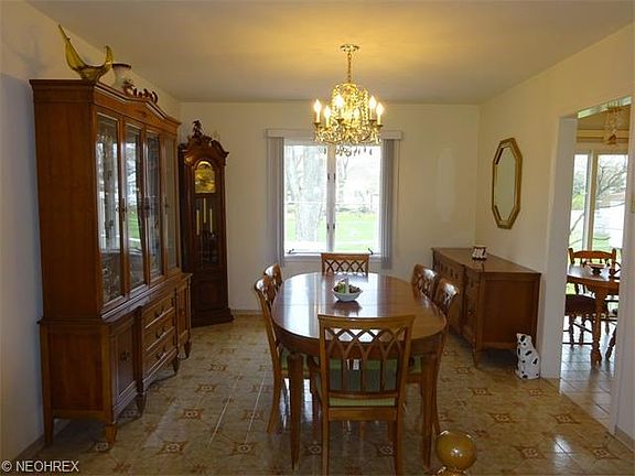 5th image of 633 Meadowlane Dr