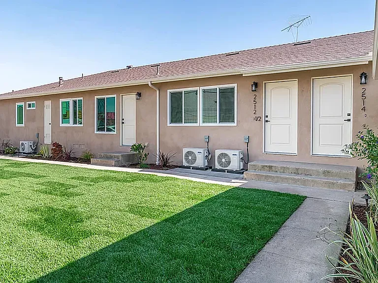 2514 E Adams St — Photo 1