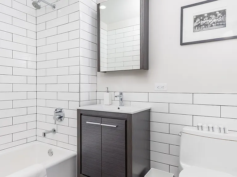 4005 Crescent St #3G — Photo 8