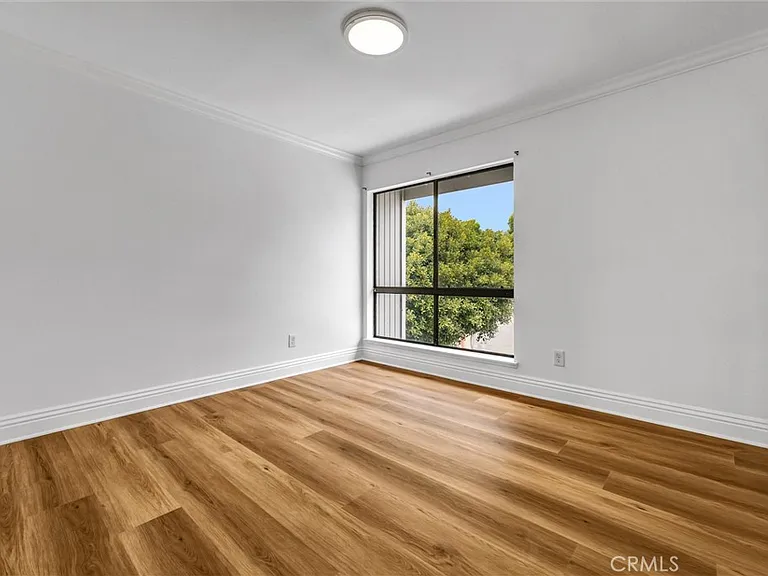 305 Columbia St — Photo 25