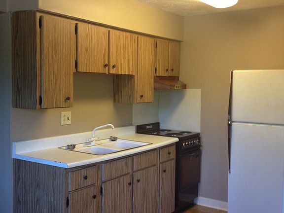 Kitchen w/ Fridge and Stove