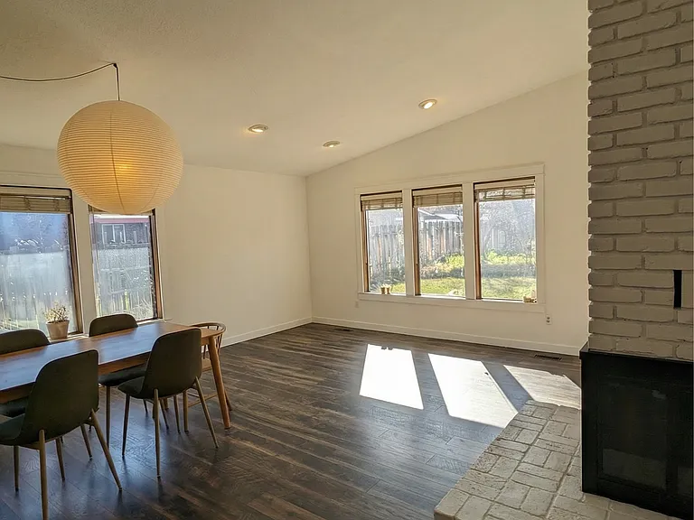 725 W Division Ave — Photo 22