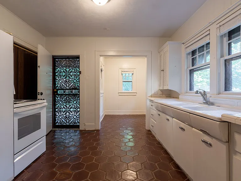 1554 S Campbell Ave — Photo 10