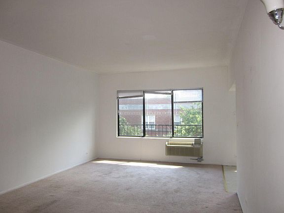 2nd image of 1026 W Ainslie St #2