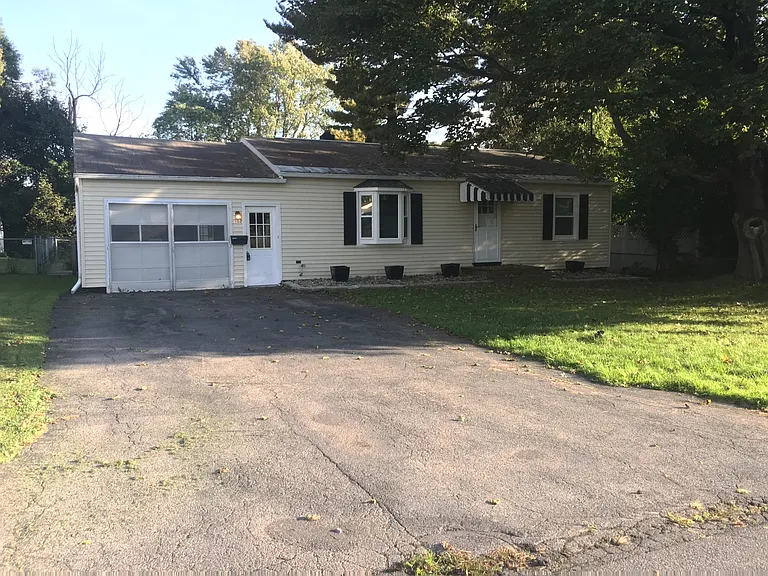 102 Gale Ave — Photo 1