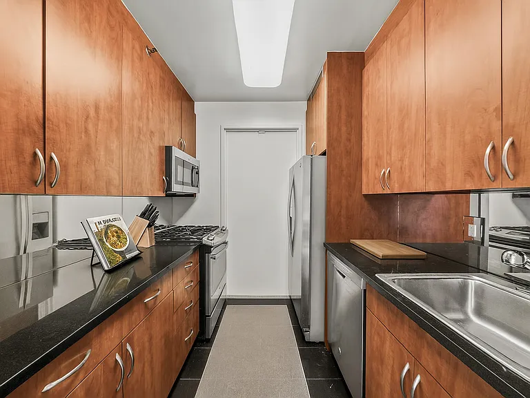 420 E 61st St #21E — Photo 8