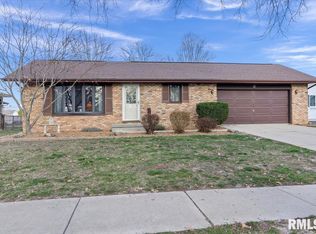 6 Red Oak Ln, Springfield, IL 62712