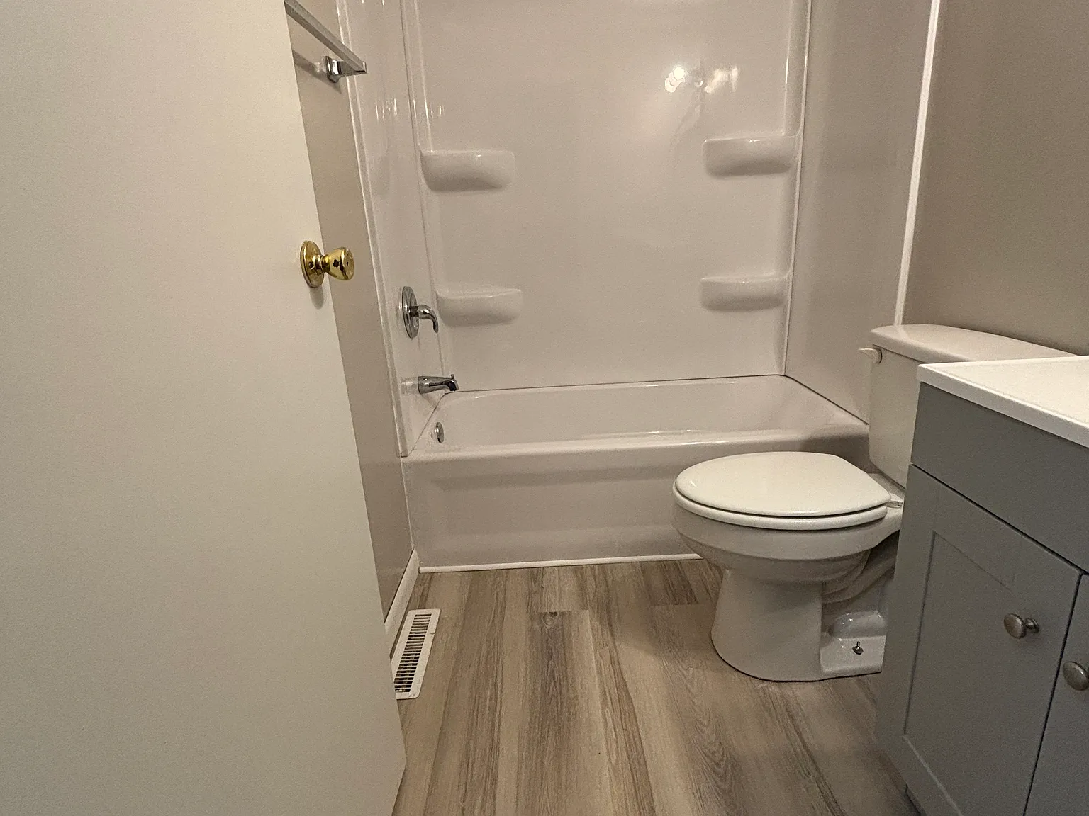 3 bed, 1.5 bath, 1200 sqft, $1,250 — Photo 3