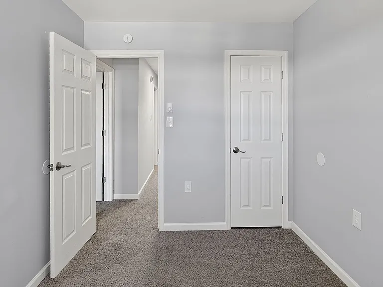 Waters Edge Apartments — Photo 34