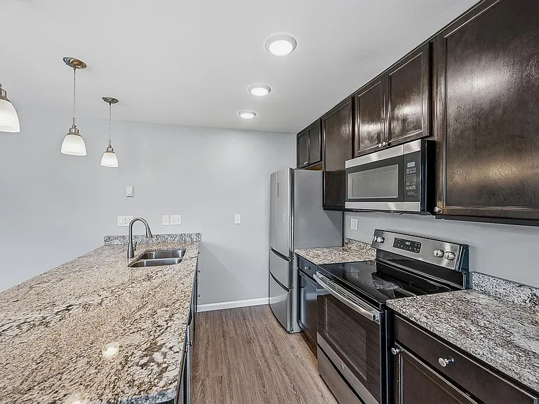 220 Oak Street — Photo 8