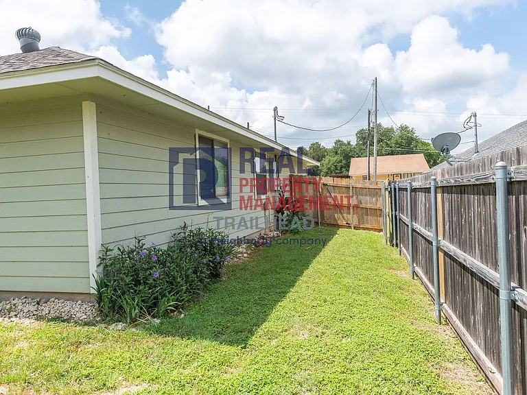 703 Bryan St — Photo 32