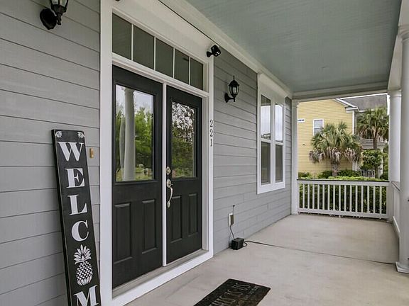 5th image of 221 Forsythia Ave